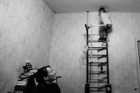 Semen-Daniel suffers from autism. His mother is involved in a profession antipodal to this disease: she is an actor. She charges her son with love, compassion and frankness.