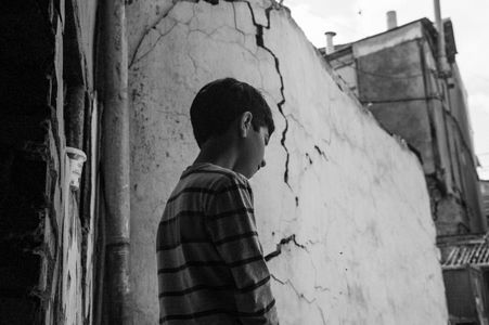 A flat where Nodar resides with his mother and grandmother falls apart after earthquakes.