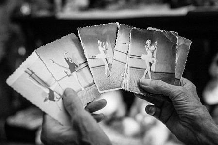 Элеонора мечтала стать балериной, но после второго курса Вагановского училища ей пришлось уйти из балета. Она до самой пенсии работала на почте, ни на секунду не теряя любви к балету и к жизни.