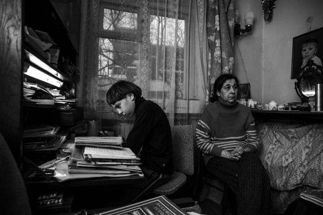 Arik Shraga. Ukraine. Kherson. Sasha and his mom