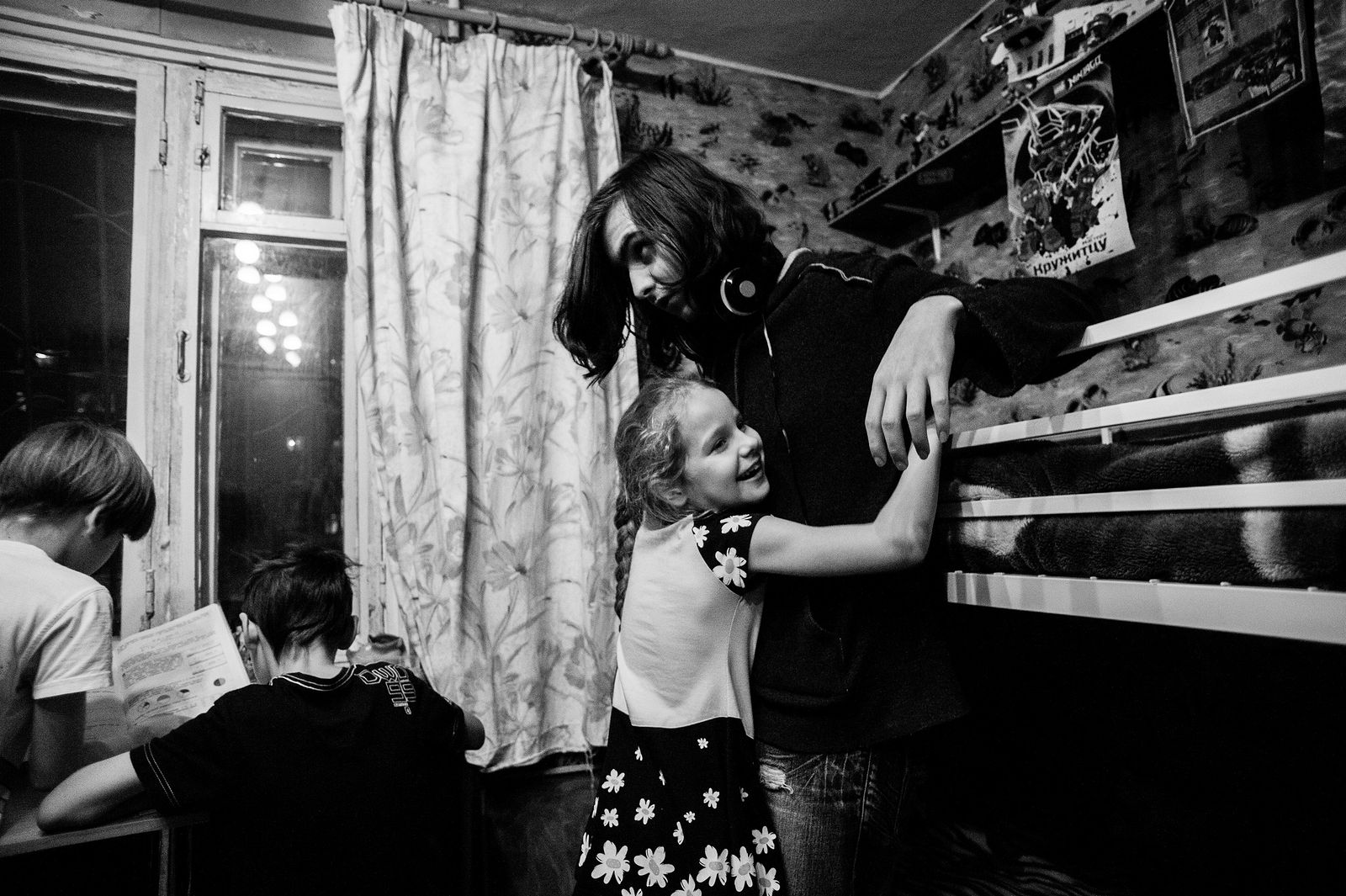 Arik Shraga. Humanitarian Photography. Large family A year ago X. had an attempted suicide episode and now busy "doing nothing" as he defines it himself. All the family, regardless of his gruffness, treats him warmly, with a great love, especially Z. who all the time hangs on him like a little monkey.