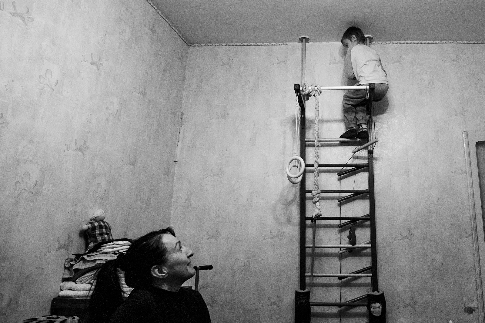 Arik Shraga. "Joint" Families: The Stories of Love. Semen-Daniil Semen-Daniel suffers from autism. His mother is involved in a profession antipodal to this disease: she is an actor. She charges her son with love, compassion and frankness.