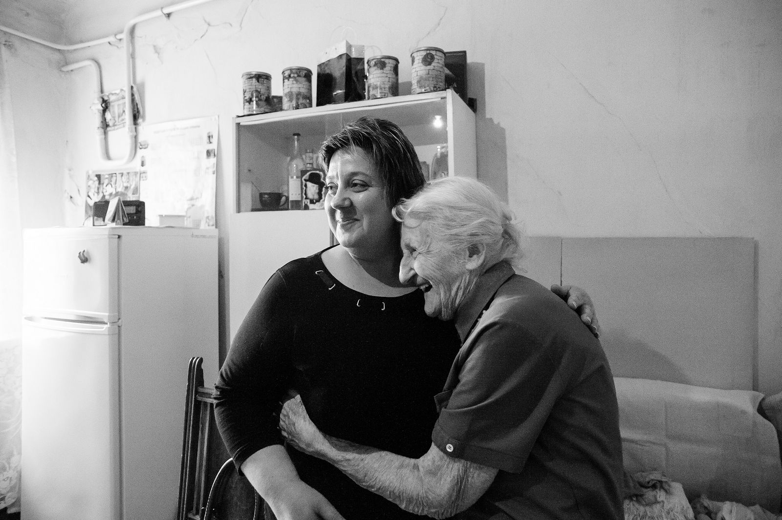 Arik Shraga. "Joint" Families: The Stories of Love. Zhitomir. Perel and her homecare worker There’s no running water in Perel’s house, and her homecare worker is forced to get water in buckets from a distant well. Perel is absolutely alone. There’s no one around to take care of her, except Hesed homecare worker.