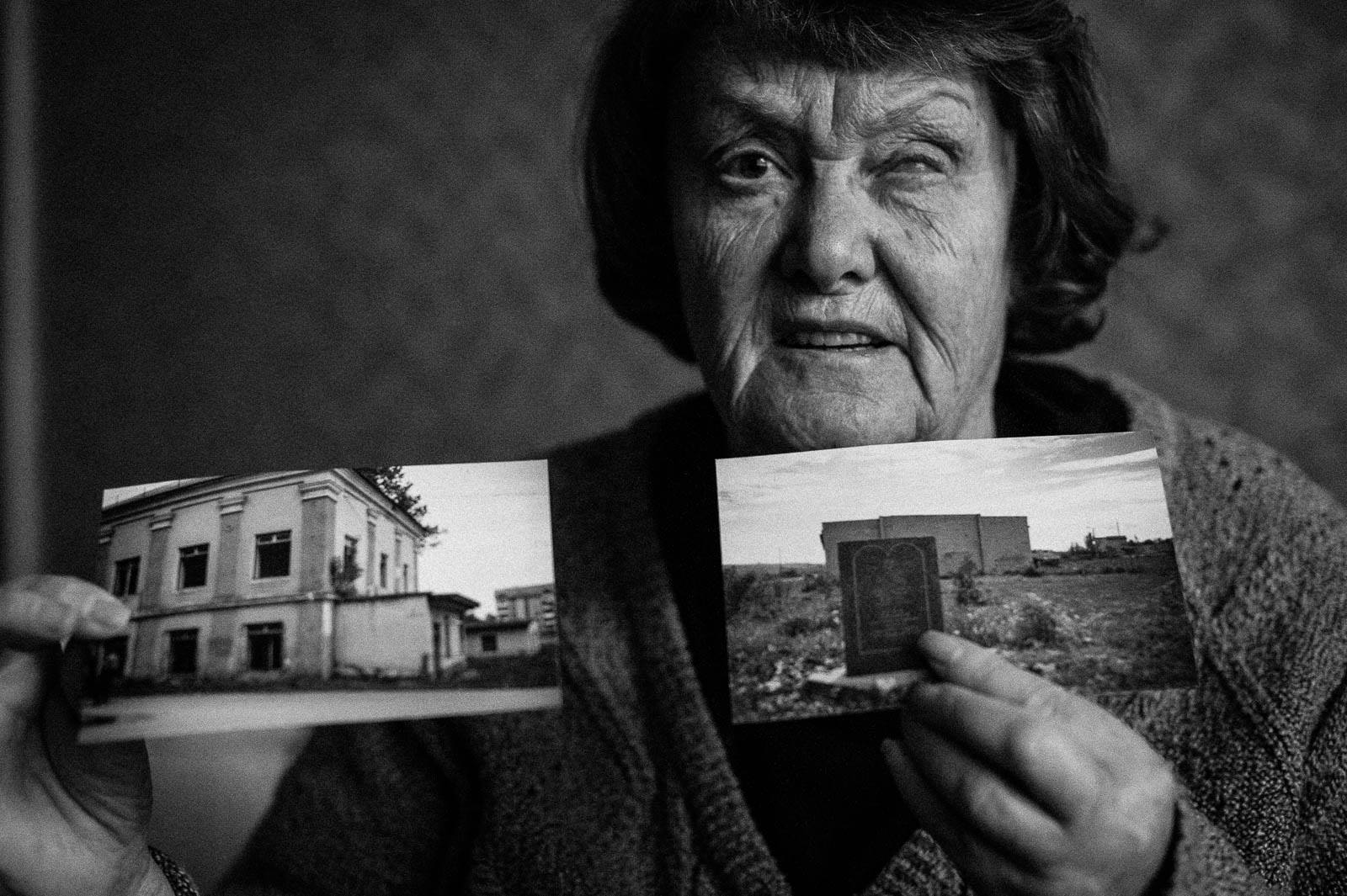 Арик Шрага. Центральная Украина. Александра показывает фотографии гетто, в котором расстреляли всю ее семью