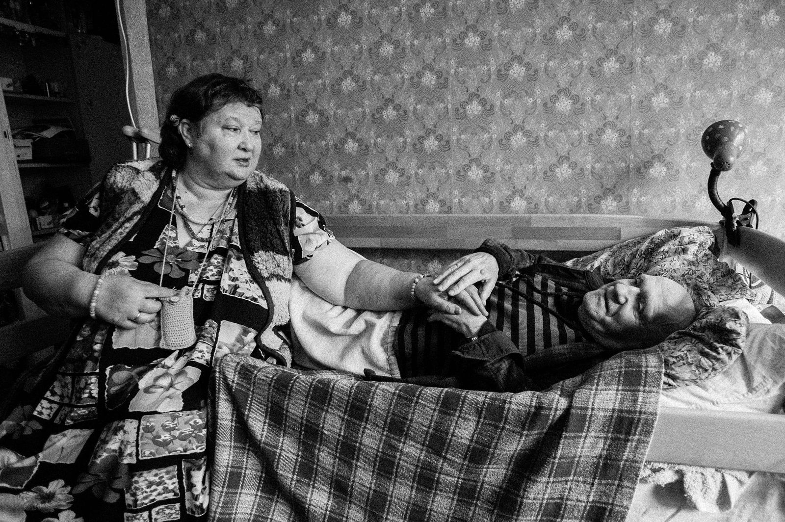 Арик Шрага. Центральная Украина. Чета Крамаренко Оба супруга - инвалиды детства. Оба с трудом ходят. Они посвящают каждую минуту своей жизни друг другу.