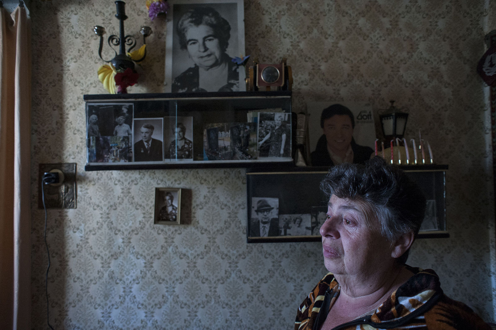 Арик Шрага. Беларусь. Гомель. Геня Всю свою жизнь Геня посвятила уходу за больными родителями. Десятилетиями она ухаживала за матерью, потерявшей здоровье во время войны, а как только мать умерла, заболел отец. Вскоре после того, как она похоронила отца, она упала и сломала шейку бедра и теперь сама нуждается в уходе.