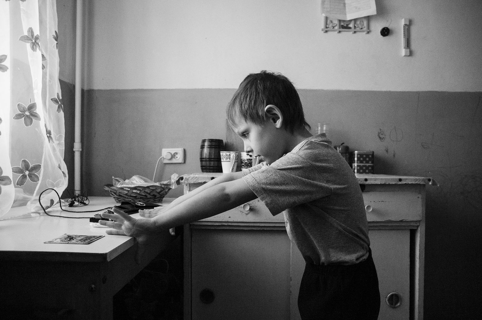 Арик Шрага. Восточная Украина. Харьков. Глеб Отец Глеба страдает от проблем с позвоночником и почти не может работать. Мама Глеба ухаживает за мужем и сыном, и на работу у нее остается очень мало времени. Она подрабатывает уборщицей. Суммарный месячный доход семьи - меньше 100 долларов. Родителям Глеба не на что купить ему школьную форму и учебники, поэтому, хотя ему исполнится в этом году 7 лет, он пойдет в детский сад.
// Благотворительная организация "Джойнт" (www.jdc.org), по заказу которой выполнена съемка, предоставляет семье финансовую поддержку, которая целиком уходит на питание и медикаменты