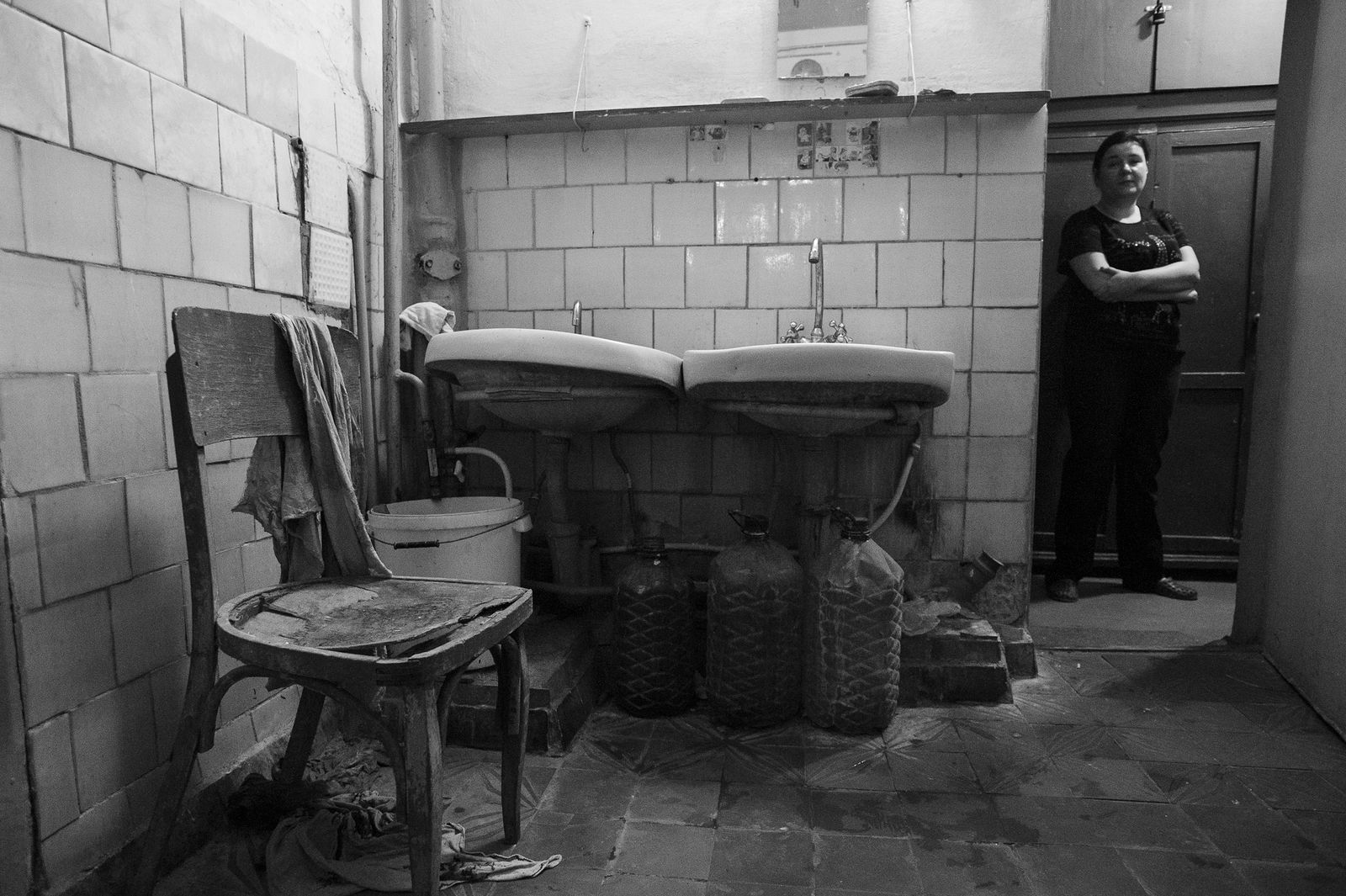 Арик Шрага. Восточная Украина. Харьков. Анастасия Анастасия живет с мужем и ребенком-аутистом в съемной комнате общежития