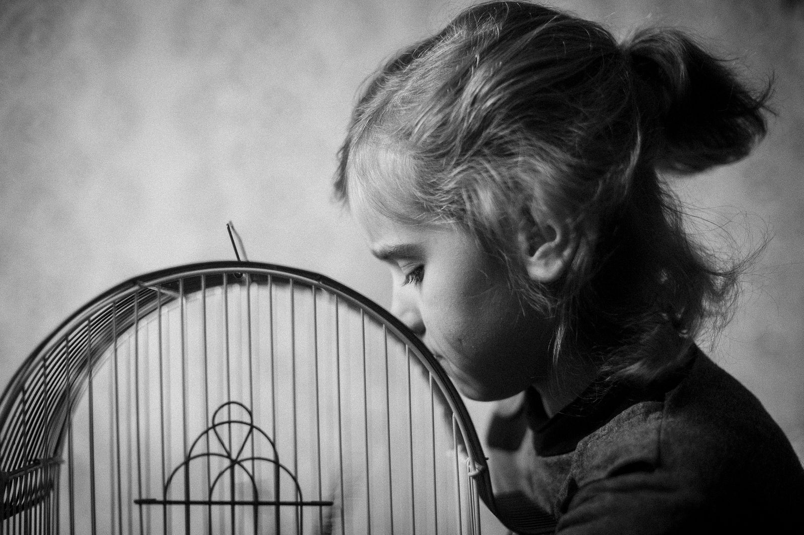 Arik Shraga. Humanitarian Photography. Her father in jail Angelina’s father is in jail. She spent with him only 3 months of her life.