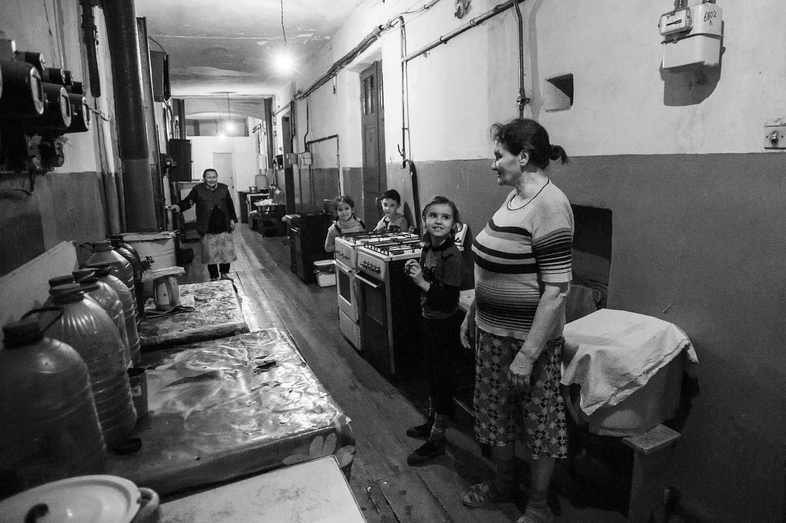 Арик Шрага. Восточная Украина. Харьков. Ангелина, бабушка и соседи Ангелина живет вдвоем с бабушкой в съемной комнате огромной коммуналки, в которой нет даже кухни. Мать отказалась от Ангелины в роддоме, отец находится в тюрьме.
// Благотворительная организация "Джойнт" (www.jdc.org), по заказу которой выполнена съемка, предоставляет Ангелине и ее бабушке гуманитарную помощь, помогает организовать досуг Ангелины.