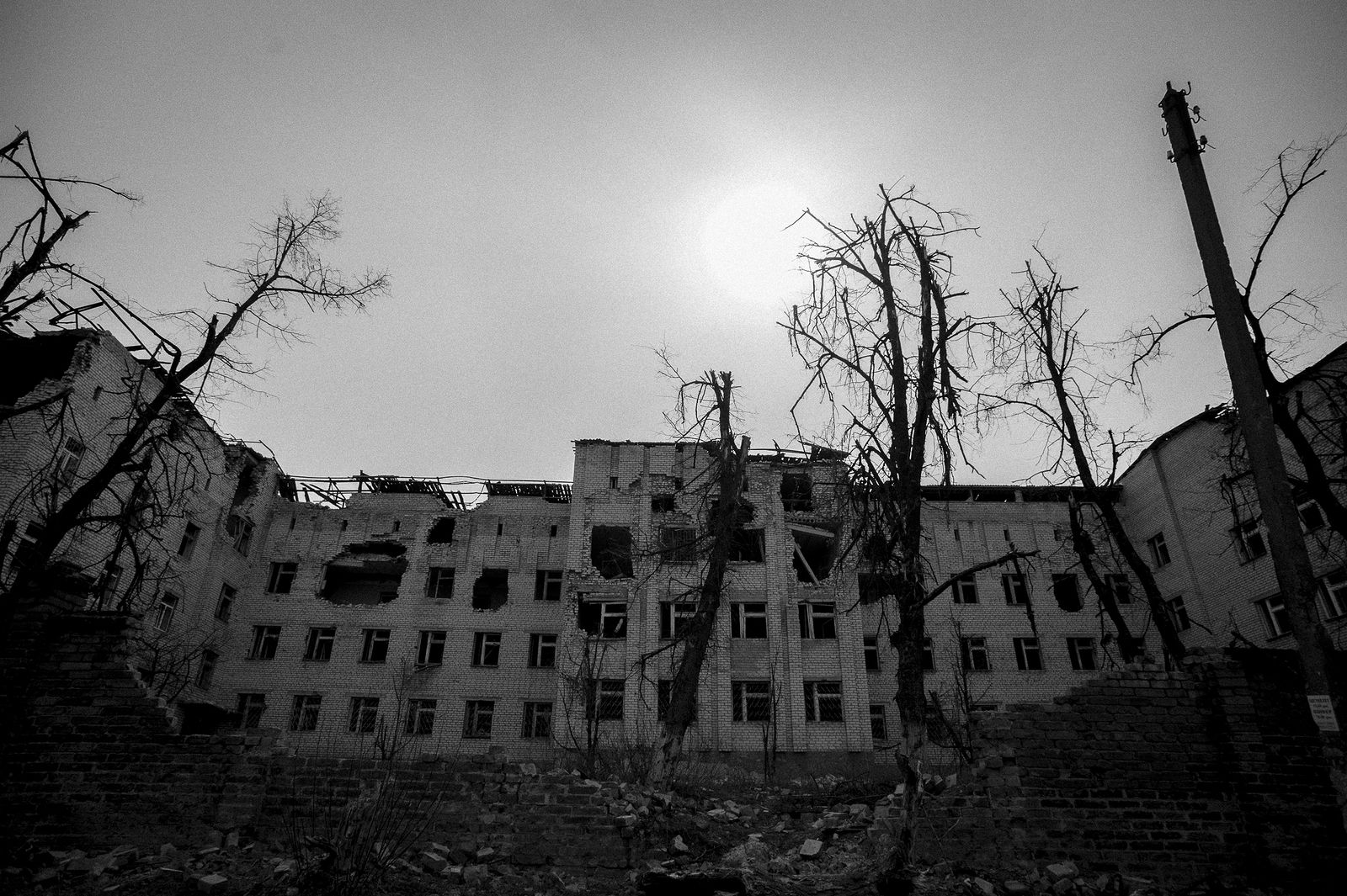 Арик Шрага. Восточная Украина. Славянск. Руины больницы Больница попала под перекрестный огонь в начале лета 2014 года. Многим пациентам и сотрудникам эвакуироваться не удалось