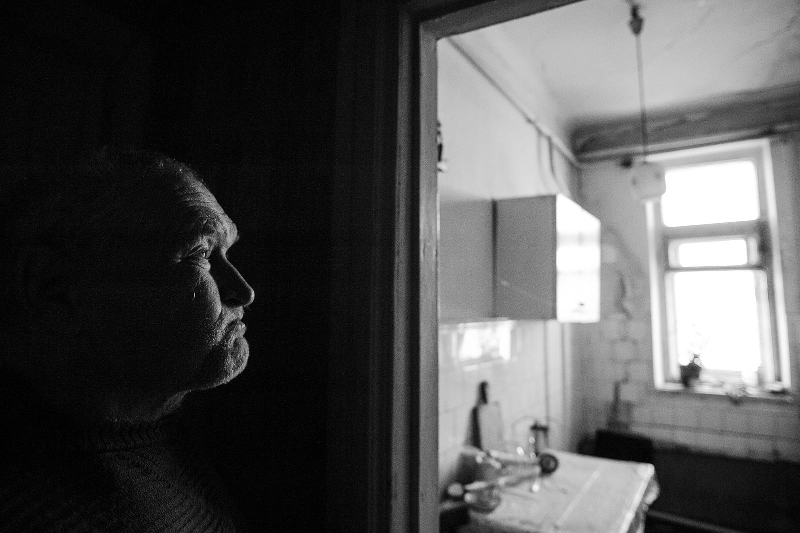 Арик Шрага. Восточная Украина. Сумы, Борис Борис страдает психическим недугом, который заставляет его постоянно быть в напряжении: ему кажется, что за ним все следят
// Благотворительная организация "Джойнт" (www.jdc.org), по заказу которой выполнена съемка, предоставляет Борису гуманитарную помощь и уход на дому.