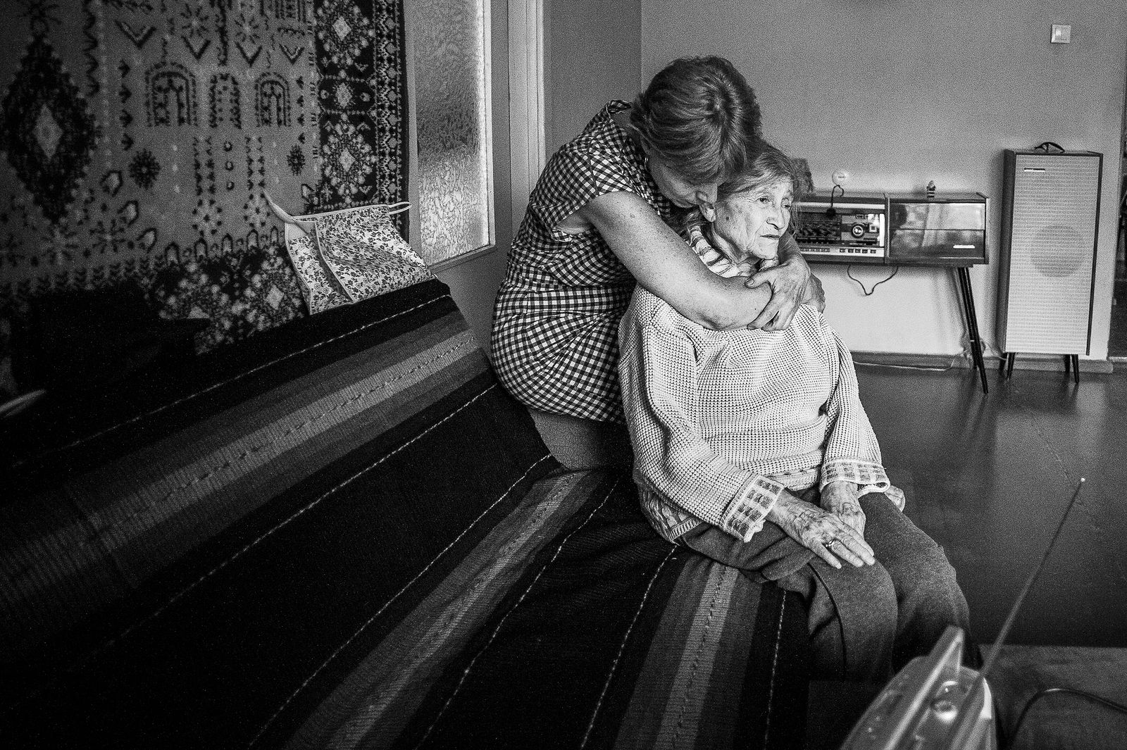 Арик Шрага. Латвия. Рига. Нелли и ее патронажная сестра После того, как Нелли потеряла зрение, без патронажной сестры ее жизнь была бы невозможна
