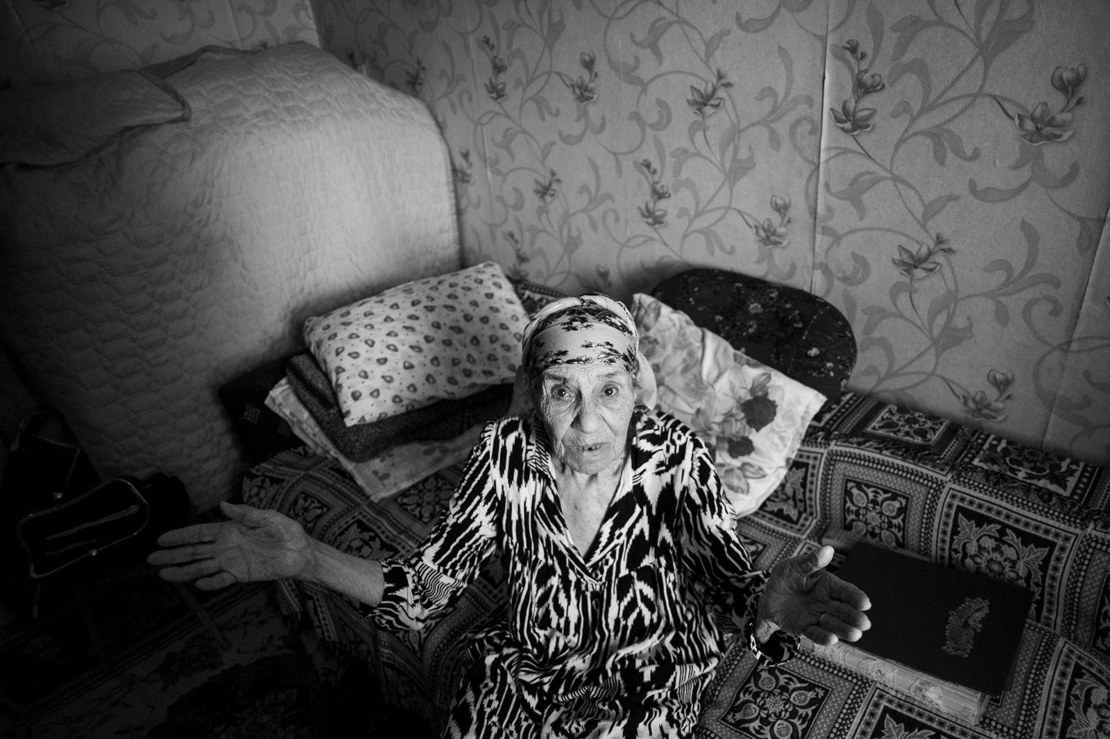 Арик Шрага. Таджикистан. Душанбе. Лиза "У меня все есть, — хвастается Лиза, — и чай, и лепешки!"