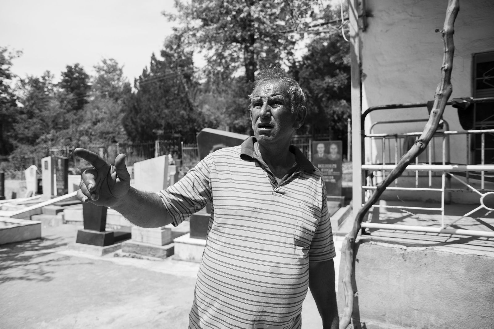 Арик Шрага. Таджикистан. Душанбинское кладбище. Зулун Зулун - потомственный могильщик. Он работает на еврейском кладбище и живет там же, в сторожке.