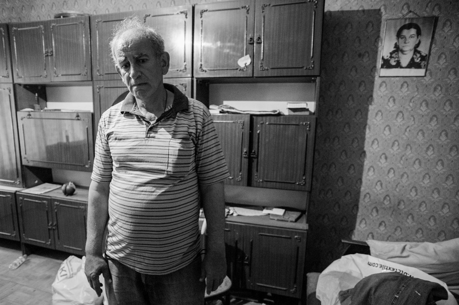 Арик Шрага. Таджикистан. Душанбе. Зулун Квартира Зулуна пуста и запущена. Он предпочитает ночевать в кладбищенской сторожке, которую он делит с двумя другими рабочими.