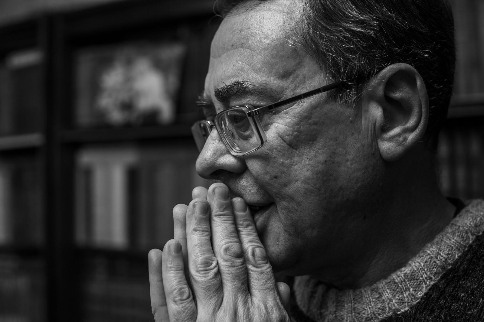Арик Шрага. Украина. Херсон. Виталий, папа Димы Виталий проводит свои дни возле кровати сына, но никогда не показывает ему, насколько он изможден и перегружен проблемами. Только когда он выходит в другую комнату, его лицо внезапно начинает отражать то, что происходит у него внутри.
