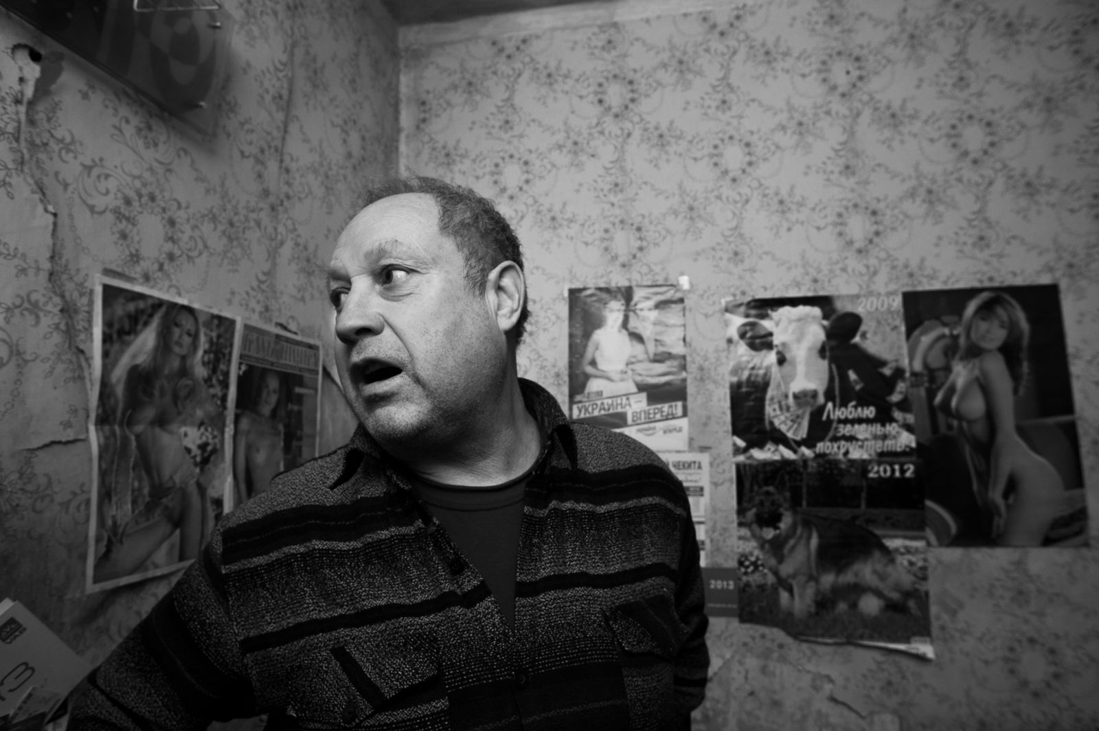 Арик Шрага. Украина. Ефим Ефим ведет одинокую жизнь холостяка в однокомнатной крошечной квартире.