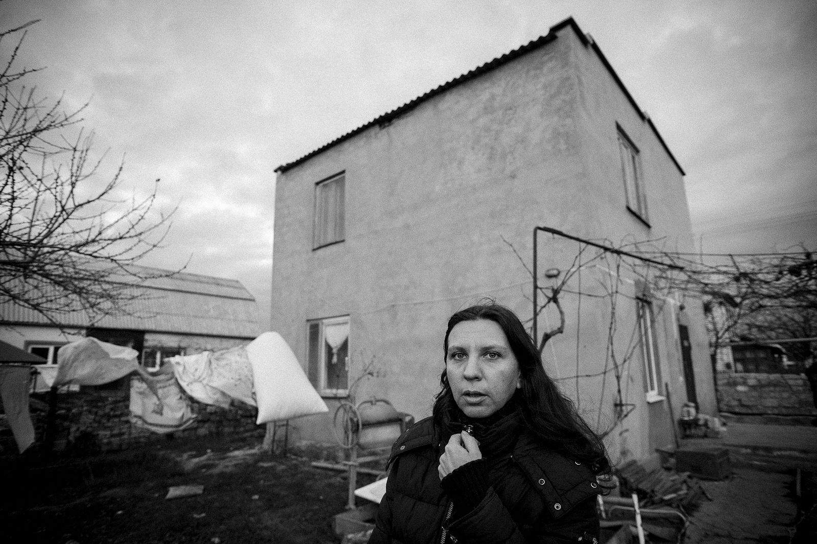 Арик Шрага. Украина. Ольга возле своего дома