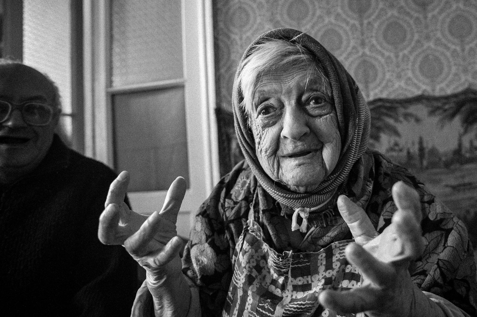 Арик Шрага. Украина. Шейва и ее сын Сыну Шейвы 62 года, он страдает тяжелой формой диабета и не может вести хозяйство самостоятельно. Он всю жизнь прожил с мамой.