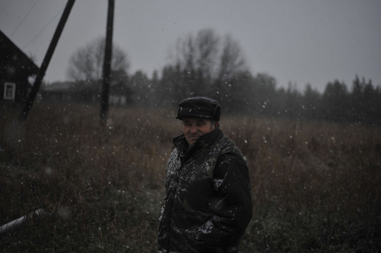 Арик Шрага. Изчезающие деревни. Первый снег Володя - один из двоих оставшихся в деревне Чешегора мужчин. Всю жизнь работал трактористом на лесоповалах.