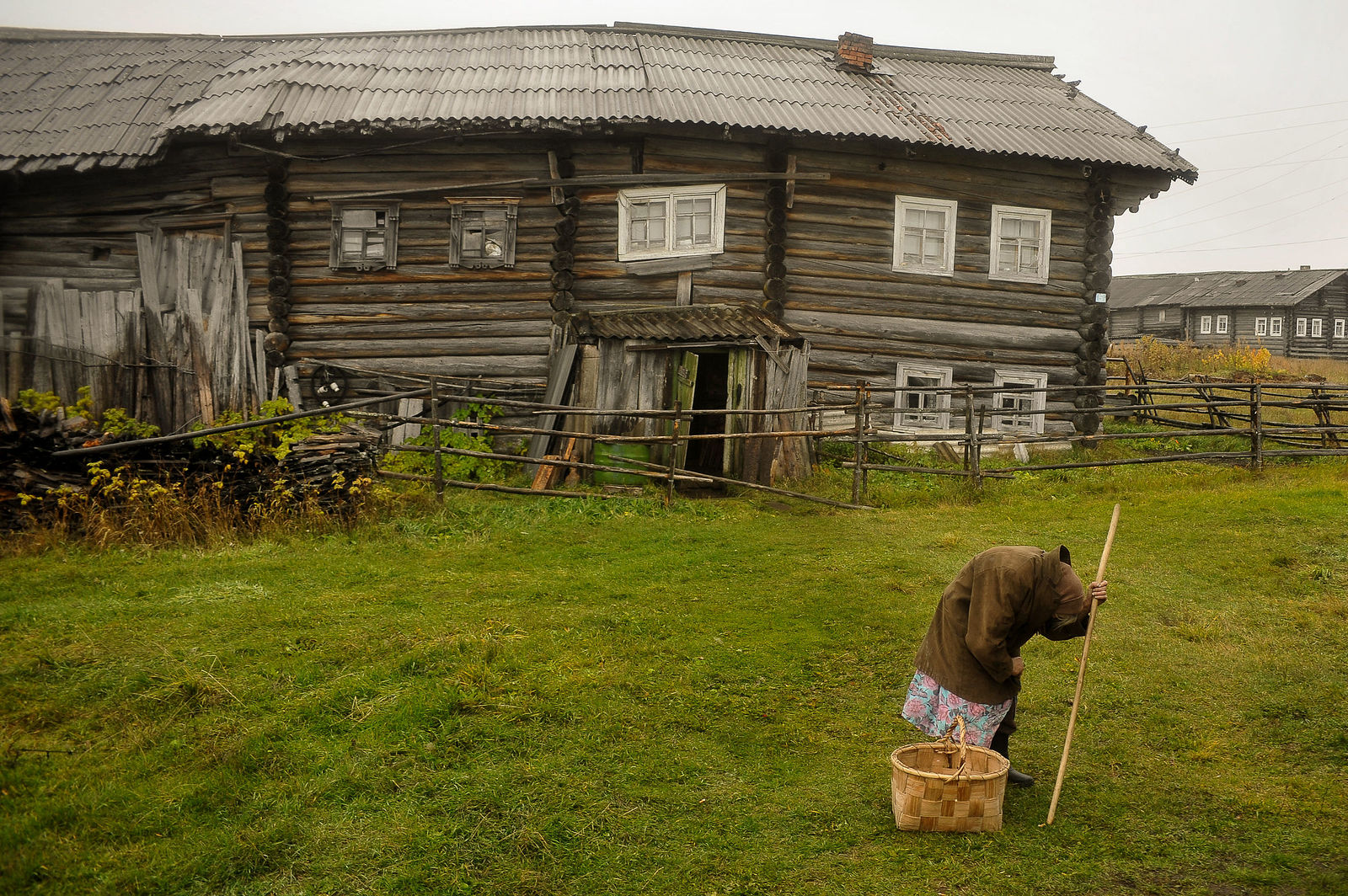 Арик Шрага. Изчезающие деревни. Последний житель Кочмогоры Кочмогора для Нины, последнего жителя своей деревни, давно превратилась в необитаемый остров.