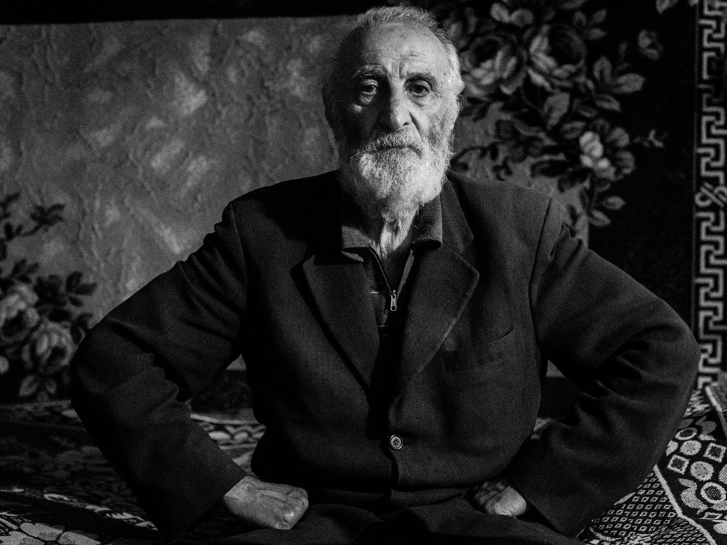 Arik Shraga. Humanitarian Photography. "My life began in evacuation and comes to its end in another evacuation" 90 years old man was forced to flee from Donetsk region during the recent war between Russia and Ukraine